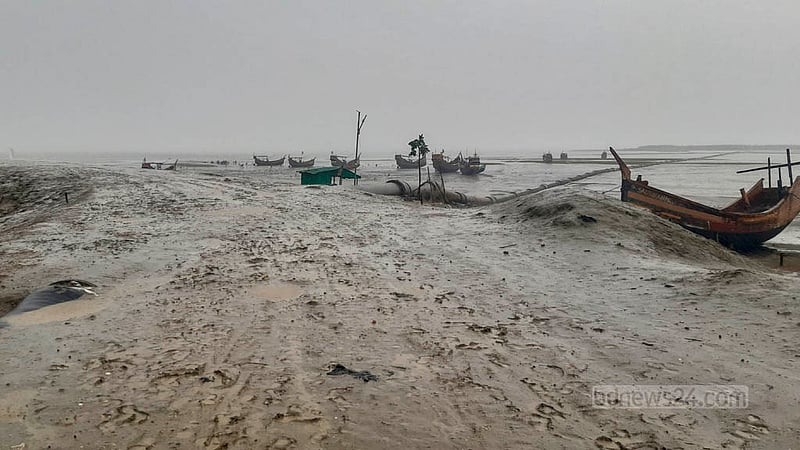 ঘূর্ণিঝড় মোখার প্রভাবে রোববার সকালে থেকে বৃষ্টি ঝরে টেকনাফে, বিকালে ঘূর্ণিঝড়টি পুরোপুরি উপকূল অতিক্রম করে।