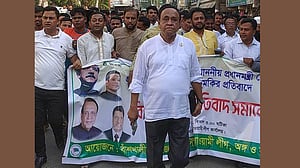 আগ্নেয়াস্ত্র হাতে মিছিল: মোস্তাফিজ চুপ, পুলিশ অনুসন্ধানে