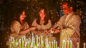 বুদ্ধ পূর্ণিমায় মোমবাতি জ্বালিয়ে প্রার্থনা