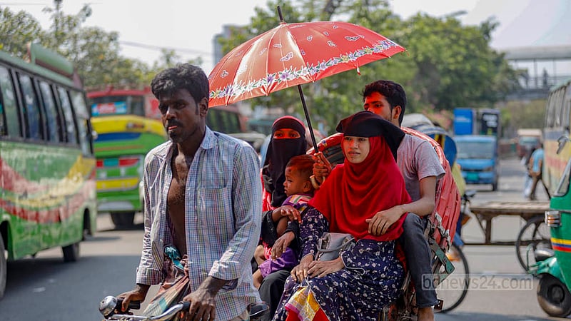 তাপদাহের মধ্যে তপ্ত ঢাকায় ঘর থেকে বের হলে রোদে টেকা মুশকিল হয়ে পড়ায় অনেকেই বের হচ্ছেন ছাতা মাথায়।&amp;nbsp;ছবি: মাহমুদ জামান অভি