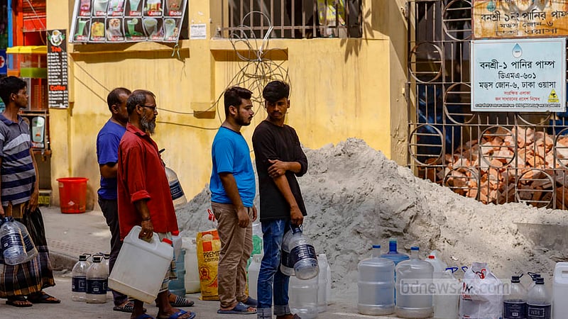 আইডিয়াল স্কুলের পাশে পুরো বনশ্রী এলাকার জন্য খাবার পানির একটিমাত্র বুথ থাকায় সেখানে লম্বা লাইন হয় প্রতিদিন।&amp;nbsp;ছবি: মাহমুদ জামান অভি