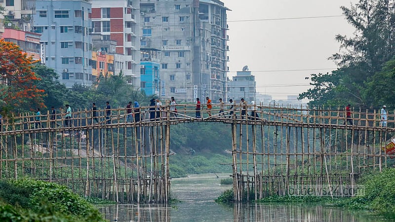 বনশ্রীর আইডিয়াল স্কুলের পাশে রামপুরা খালের উপর রয়েছে একটি বাঁশের সাঁকো। এ সাঁকো দিয়েও যাতায়াত করেন আফতাব নগরের বাসিন্দারা।&amp;nbsp;ছবি: মাহমুদ জামান অভি