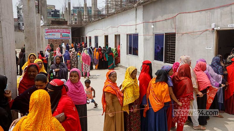 গাজীপুর সিটি করপোরেশন নির্বাচনে বৃহস্পতিবার মাদরাসাতুল ইসলাম টঙ্গী ও শামছুন্নাহার মহিলা মাদ্রাসা কেন্দ্রে ভোট দিতে আসা নারীদের লাইন। ছবি: মাহমুদ জামান অভি