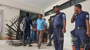 গোপালগঞ্জ বিশ্ববিদ্যালয়ের ভিসি অবরুদ্ধ, ৩ ঘণ্টা পর গেইট ভেঙে উদ্ধার 