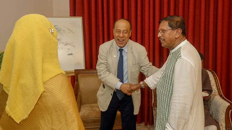 বিডিনিউজ টোয়েন্টিফোর ডটকমের বর্ষবরণ অনুষ্ঠানে বাংলাদেশ ক্রিকেট দলের সাবেক অধিনায়ক রকিবুল হাসানের সঙ্গে সহজাত দিলখোলা হাসিতে ঢাকা বিশ্ববিদ্যালয়ের সাবেক উপাচার্য অধ্যাপক এ কে আজাদ চৌধুরী।