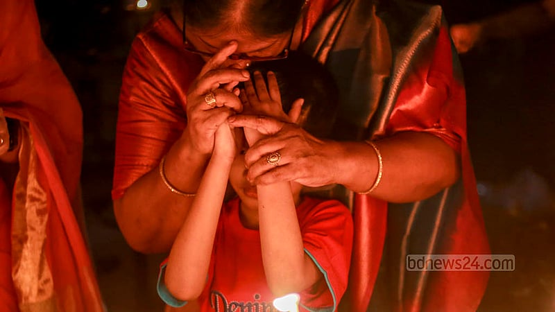 বুদ্ধ পূর্ণিমায় বৃহস্পতিবার ঢাকার বাড্ডায় আন্তর্জাতিক বৌদ্ধ বিহারে পুণ্যার্থীরা মোমবাতি জালিয়ে প্রার্থনা করেন।&amp;nbsp;ছবি: তাওহীদুজ্জামান তপু