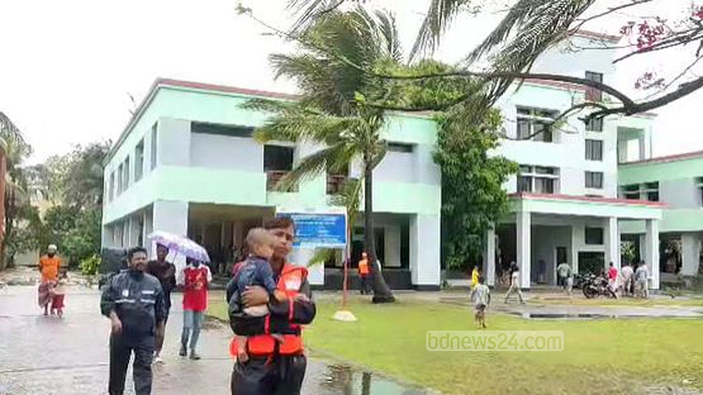 টেকনাফে এখনও মানুষ আশ্রয়কেন্দ্রে যাচ্ছে
