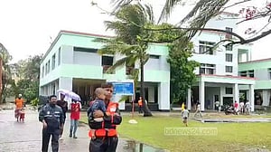 টেকনাফে এখনও মানুষ আশ্রয়কেন্দ্রে যাচ্ছে
