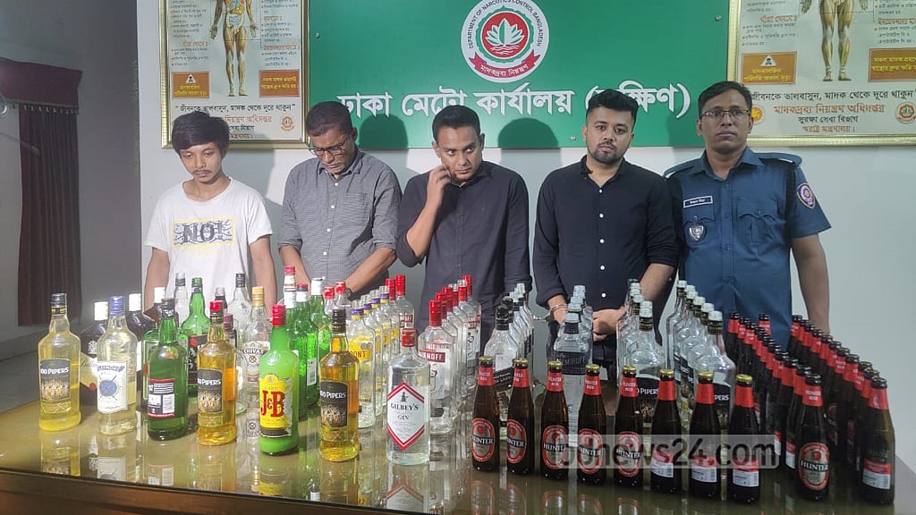 রাজধানীতে ডিজে পার্টি থেকে মদ জব্দ, গ্রেপ্তার ৪