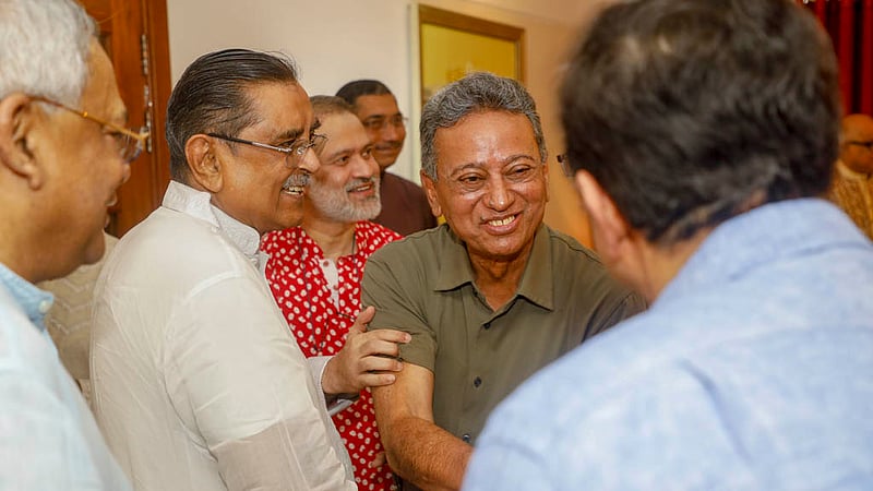 বিডিনিউজ টোয়েন্টিফোর ডটকমের বর্ষবরণ অনুষ্ঠানে আলাপে বিএনপির স্থায়ী কমিটির সদস্য আমীর খসরু মাহমুদ চৌধুরী ও ওয়ার্কার্স পার্টির সভাপতি রাশেদ খান মেনন।
