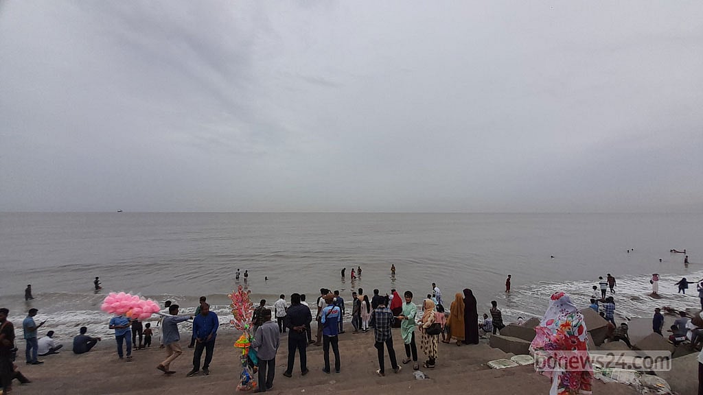 ‘ঘূর্ণিঝড়ের আগে সাগর দেখতে এসেছি’