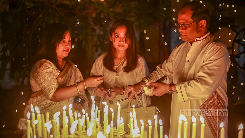 ঢাকার বাড্ডায় আন্তর্জাতিক বৌদ্ধ বিহারে বৃহস্পতিবার বৌদ্ধ ধর্মালম্বীদের প্রধান ধর্মীয় উৎসব বুদ্ধ পূর্ণিমায় পরিবারের সদস্যদের নিয়ে হাজির হয়েছিলেন অনেকেই।&amp;nbsp;ছবি: তাওহীদুজ্জামান তপু
