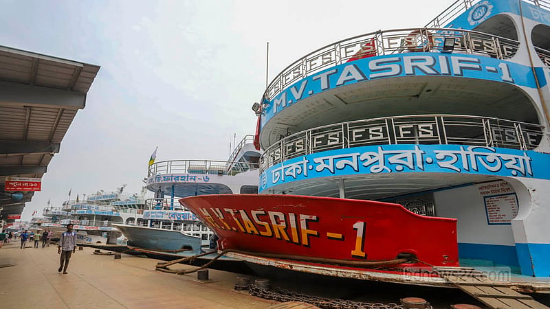 ঘূর্ণিঝড় ‘মোখা’র চোখ রাঙানিতে লঞ্চ চলাচল বন্ধ থাকায় যাত্রী শূন্য সদরঘাট লঞ্চ টার্মিনাল। ছবি: আসিফ মাহমুদ অভি
