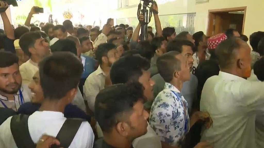 জায়েদার বাড়ি ঘিরে জাহাঙ্গীর-সমর্থকদের উৎসবের দিন