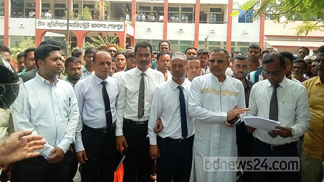 শেখ হাসিনাকে ‘হত্যার হুমকি’: আরও ৫ মামলা, বিক্ষোভ অব্যাহত