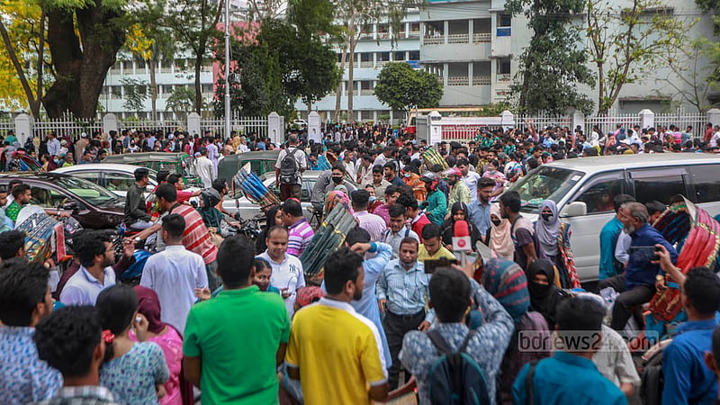 ঢাকা বিশ্ববিদ্যালয়ে কলা, সামাজিক বিজ্ঞান ও আইন অনুষদের ভর্তি পরীক্ষা শেষ হওয়ার পর একটি কেন্দ্রের গেটের সামনে শিক্ষার্থী ও অভিভাবকদের ভিড়।&amp;nbsp;ছবি: তাওহীদুজ্জামান তপু