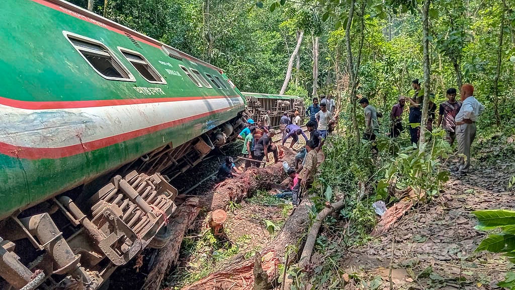 দুর্ঘটনার ১৫ ঘণ্টা পর মৌলভীবাজারে ট্রেনের বগি উদ্ধার