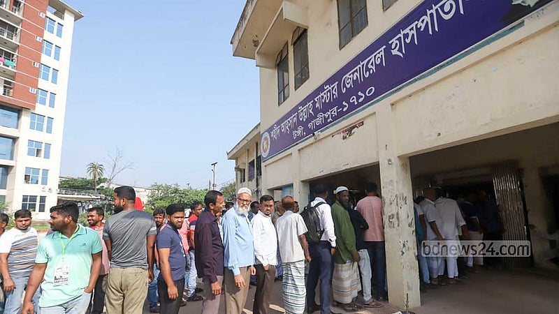 গাজীপুর সিটি করপোরেশন নির্বাচনে বৃহস্পতিবার টঙ্গীর আহসান উল্লাহ মাস্টার জেনারেল হাসপাতাল কেন্দ্রের বাইরে ভোটারদের লাইন। ছবি: মাহমুদ জামান অভি