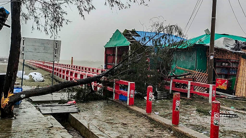 সেন্ট মার্টিনে ‘সহস্রাধিক ঘরবাড়ি’ বিধ্বস্ত, মানুষ আশ্রয়কেন্দ্র ছাড়ছে