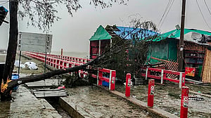 সেন্ট মার্টিনে ‘সহস্রাধিক ঘরবাড়ি’ বিধ্বস্ত, মানুষ আশ্রয়কেন্দ্র ছাড়ছে