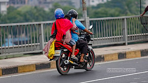 চট্টগ্রামে ৬% নারী যাত্রী হেলমেট ব্যবহার করেন: সমীক্ষা