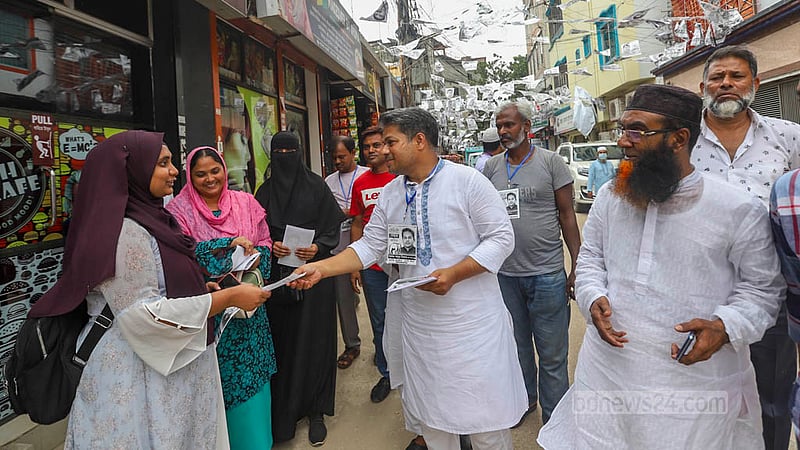 গাজীপুর সিটি করপোরেশন নির্বাচনে প্রচারের শেষদিন মঙ্গলবার টঙ্গী এলাকায় লিফলেট বিতরণ করেন মেয়র পদে ‘হাতি’ মার্কার স্বতন্ত্রপ্রার্থী সরকার শাহ নূর ইসলাম রনি। ছবি: মাহমুদ জামান অভি