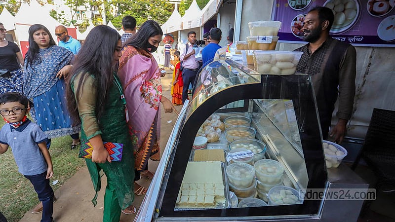 ঢাকার মোস্তফা কামাল আতাতুর্ক পার্কে আয়োজিত মুজিব’স বাংলাদেশ ফুড ফেস্টিভ্যালে স্বাদ নেয়া যাবে যশোরের জামতলার মিষ্টির। ছবি: আসিফ মাহমুদ অভি