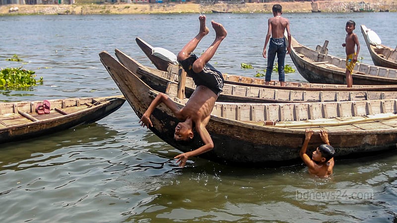 ঢাকার কামরাঙ্গীরচর এলাকায় নৌকার উপর থেকে বুড়িগঙ্গার পানিতে লাফ দিচ্ছেন শিশুরা।&amp;nbsp;ছবি: তাওহীদুজ্জামান তপু