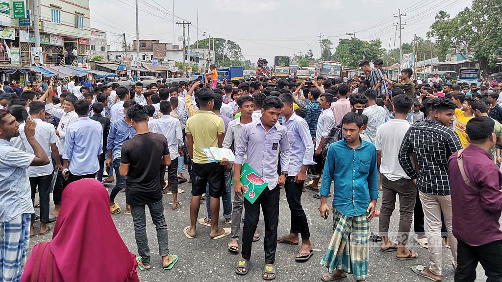 নরসিংদীতে কলেজছাত্রীর সঙ্গে শিক্ষকের ‘অশালীন’ আচরণ, বিক্ষোভ