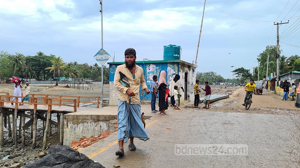 কক্সবাজারে আশ্রয়কেন্দ্রে তিন লাখ মানুষ