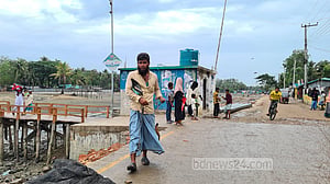 কক্সবাজারে আশ্রয়কেন্দ্রে তিন লাখ মানুষ