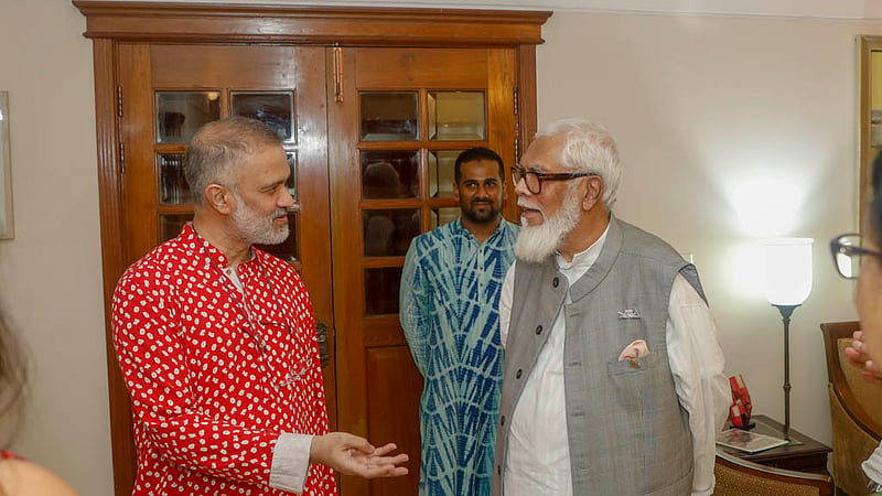 বিডিনিউজ টোয়েন্টিফোর ডটকমের বর্ষবরণ অনুষ্ঠানে প্রধান সম্পাদক তৌফিক ইমরোজ খালিদীর সঙ্গে প্রধানমন্ত্রীর বেসরকারি শিল্প ও বিনিয়োগ উপদেষ্টা সালমান এফ রহমান।