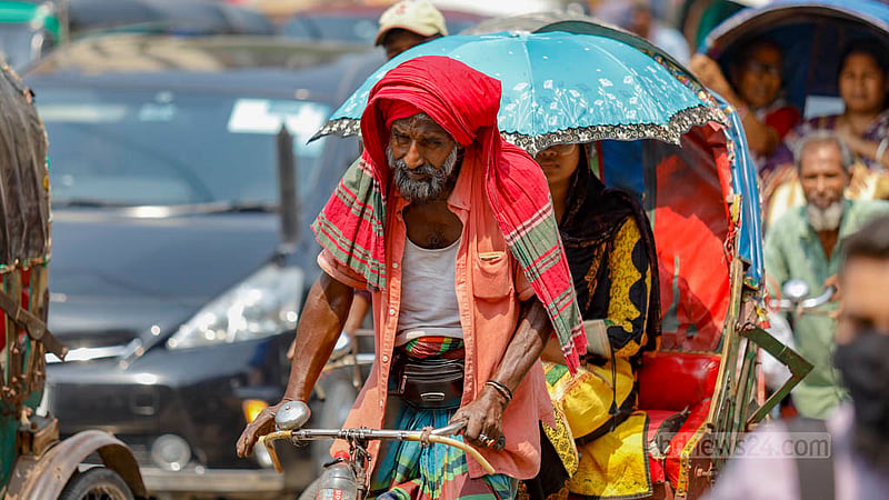 ঢাকায় গত কয়েকদিনের গরমে নাভিশ্বাস উঠেছে নগরবাসীর। ঘরে থেকে বের হলেই রোদের তাপে যেন দিশেহারা অবস্থা সবার।&amp;nbsp;ছবি: মাহমুদ জামান অভি