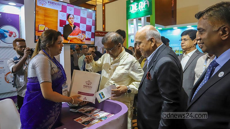 সোনারগাঁও হোটেলে বৃহস্পতিবার তিন দিনের পর্যটন মেলা `ঢাকা ট্রাভেল মার্ট' উদ্বোধন শেষে বিভিন্ন স্টল ঘুরে দেখেন সংস্কৃতি প্রতিমন্ত্রী কে এম খালিদসহ অতিথিরা। ছবি: আসিফ মাহমুদ অভি