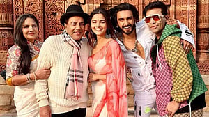‘রকি আউর রানি কি প্রেম কাহানি’র ফার্স্ট লুক করণের জন্মদিনে