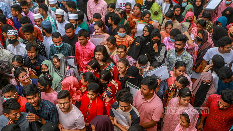 ঢাকা বিশ্ববিদ্যালয়ে শনিবার কলা, সামাজিক বিজ্ঞান ও আইন অনুষদের ভর্তি&amp;nbsp; পরীক্ষায় অংশ নিতে আসা শিক্ষার্থীরা।&amp;nbsp;ছবি: তাওহীদুজ্জামান তপু
