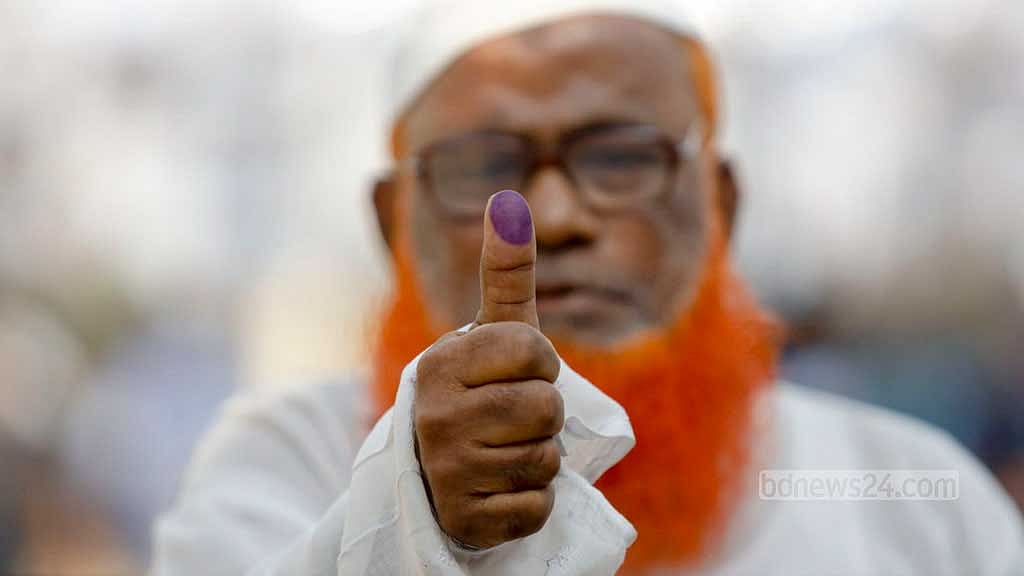ইভিএম: তরুণদের কাছে ‘খুব সহজ’, প্রবীণ কেউ বলছেন ‘যন্ত্রণা’