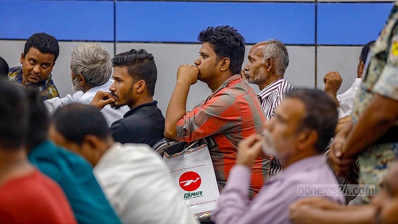 শাহজালাল আন্তর্জাতিক বিমানবন্দরে সোমবার সুদান থেকে ফেরা বাংলাদেশিদের প্রথম দল।&amp;nbsp;ছবি: মাহমুদ জামান অভি