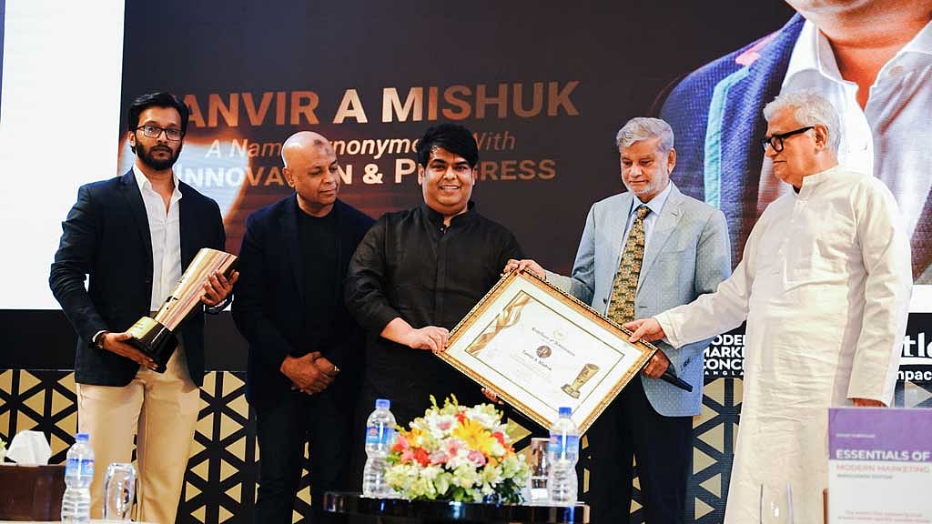 কটলার আইকনিক অ্যাচিভার অ্যাওয়ার্ড পেলেন ‘নগদের’ তানভীর এ মিশুক