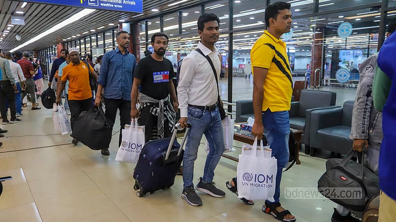 ঢাকার শাহজালাল আন্তর্জাতিক বিমানবন্দরে শুক্রবার সুদান ফেরত ২৬২ বাংলাদেশি। বিমান বাংলাদেশ এয়ারলাইন্সের ফ্লাইটে শুক্রবার তারা সুদান থেকে সৌদি আরবে&amp;nbsp;হয়ে ঢাকায় আসেন। ছবি: আসিফ মাহমুদ অভি