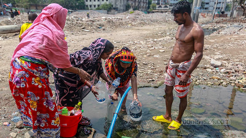 এরশাদ কলোনিতে ওয়াসার একটি পাইপলাইন থেকে গন্ধবিহীন পানি সংগ্রহ করছেন নারীরা। ছবি: তাওহীদুজ্জামান তপু