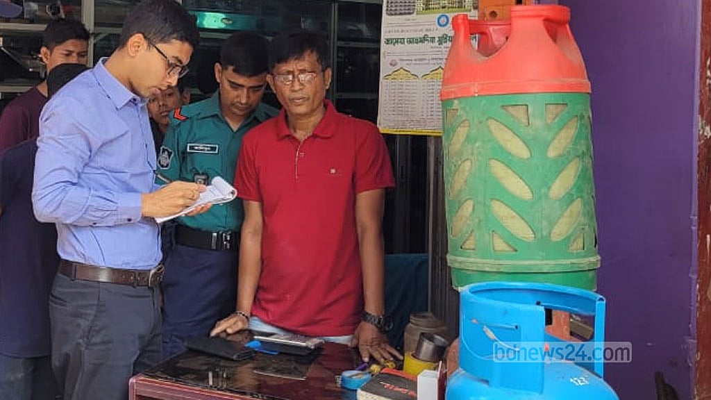 বেশি দামে সিলিন্ডার গ্যাস বিক্রি, চট্টগ্রামে ৫ দোকানের জরিমানা