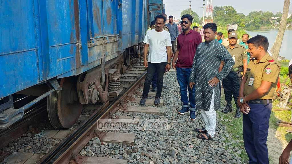 সিরাজগঞ্জে ট্রেন লাইনচ্যুত, ঢাকার সঙ্গে উত্তর-দক্ষিণের রেল বন্ধ