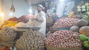 দেশি পেঁয়াজ ১৪০, আলু ৬০ টাকা কেজি