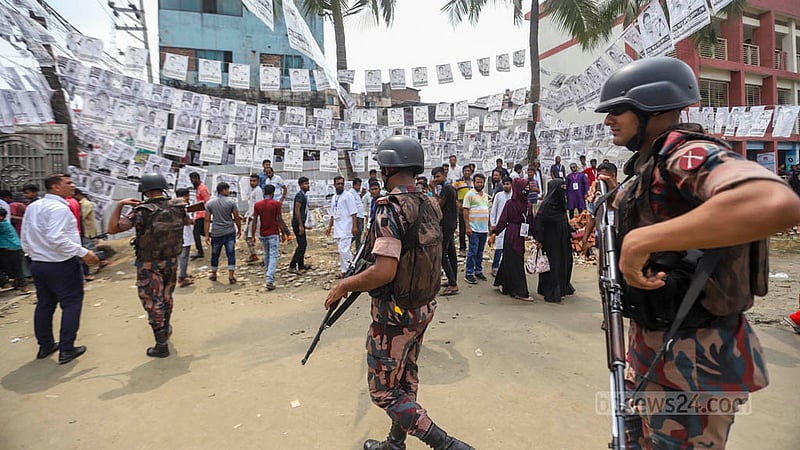 গাজীপুর সিটি করপোরেশন নির্বাচনে বৃহস্পতিবার চান্দনা উচ্চ বিদ্যালয় ও কলেজ কেন্দ্রের বাইরে বিজিপির টহল। ছবি: মাহমুদ জামান অভি