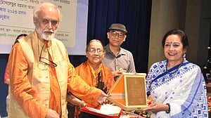 নজরুল পুরস্কার নিলেন শাহীন সামাদ