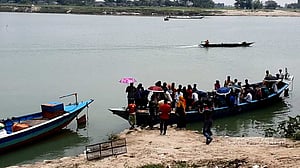 ফরিদপুরে খেয়া ভাড়া ১০ টাকা, ইজারাদার নিচ্ছে ৫০ টাকা
