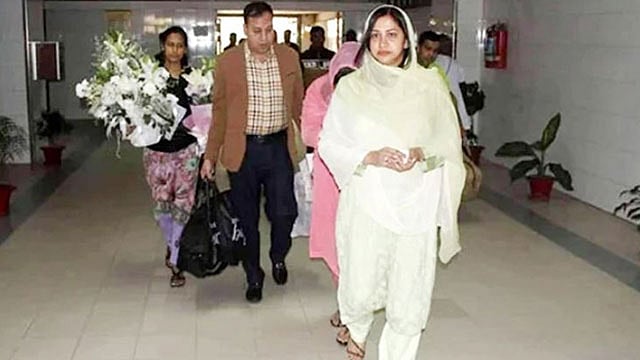 দেড় মাস ঢাকায় কাটিয়ে লন্ডনের পথে কোকোর স্ত্রী