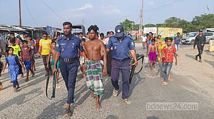মাঝ পদ্মায় ট্রলারে ডাকাতি, কোটি টাকা লুটের অভিযোগ