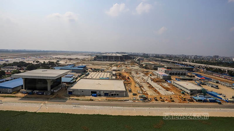 ঢাকার হযরত শাহজালাল আন্তর্জাতিক বিমানবন্দরের থার্ড টার্মিনাল নির্মাণ প্রকল্পের আওতায় প্যাসেঞ্জার টার্মিনাল বিল্ডিং, রাস্তা, কার পার্কিং, কার্গো কমপ্লেক্স, পার্কিং অ্যাপ্রোনসহ আরও অন্যান্য স্থাপনা তৈরি করা হচ্ছে। ছবি: আসিফ মাহমুদ অভি